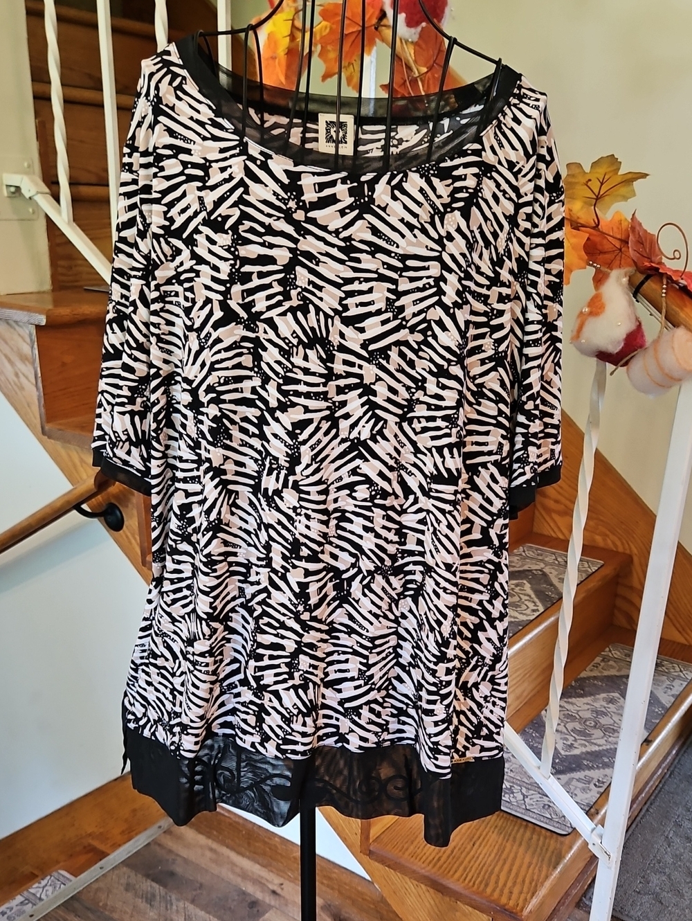 👚Anne Klein Black and White Printed Tunic with Mesh Hem